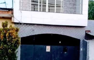 Imagem: A casa possui 3 Dormitórios, 1 Banheiro, 1 Vaga na garagem