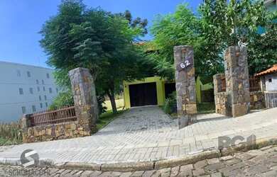 Imagem: A casa possui 3 Dormitórios, 3 Banheiros, 1 Vaga na garagem