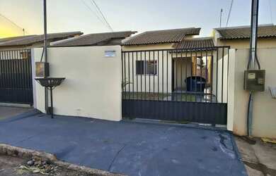 Imagem: A casa possui 2 Dormitórios, 1 Banheiro, 1 Vaga na garagem