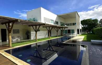 Imagem: A casa em condomínio possui 5 Dormitórios, 5 Banheiros, 3