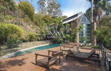 Imagem: A casa possui 4 Dormitórios, 5 Banheiros, 4 Vagas na garagem