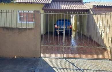 Imagem: A casa possui 3 Dormitórios, 2 Banheiros, 2 Vagas na garagem