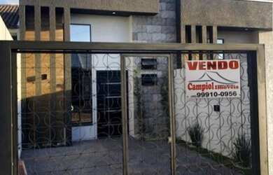 Imagem: A casa possui 3 Dormitórios, 2 Banheiros, 2 Vagas na garagem