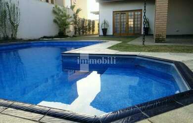 Imagem: A casa possui 3 Dormitórios, 5 Banheiros, 4 Vagas na garagem