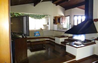 Imagem: A casa possui 3 Dormitórios, 4 Banheiros, 5 Vagas na garagem