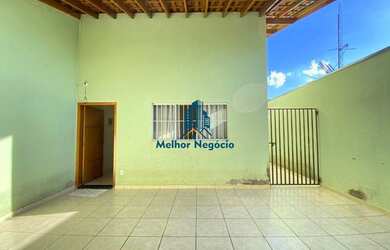 Imagem: A casa possui 2 Dormitórios, 2 Banheiros, 2 Vagas na garagem