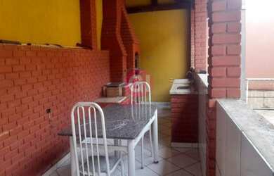 Imagem: A casa possui 3 Dormitórios, 2 Banheiros, 4 Vagas na garagem