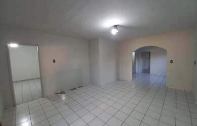 Imagem: A casa possui 5 Dormitórios, 1 Banheiro, 4 Vagas na garagem