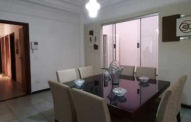 Imagem: A casa possui 3 Dormitórios, 2 Banheiros, 3 Vagas na garagem