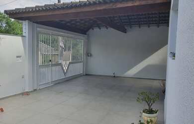 Imagem: A casa possui 3 Dormitórios, 3 Banheiros, 2 Vagas na garagem