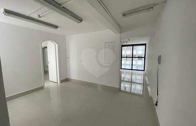 Imagem: O depósito possui 2 Vagas na garagem, 135m² de Área e está