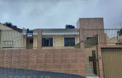 Imagem: A casa possui 3 Dormitórios, 3 Banheiros, 2 Vagas na garagem