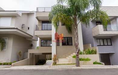 Imagem: A casa em condomínio possui 4 Dormitórios, 5 Banheiros, 3