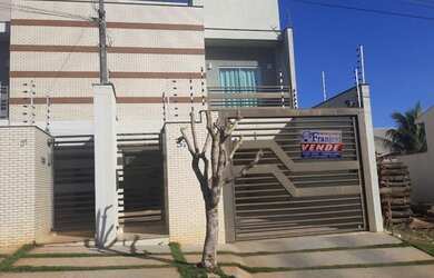 Imagem: A casa possui 3 Dormitórios, 2 Banheiros, 2 Vagas na garagem