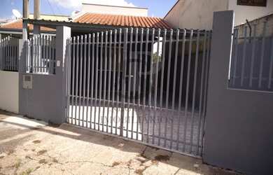 Imagem: A casa possui 3 Dormitórios, 1 Banheiro, 2 Vagas na garagem