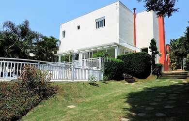 Imagem: A casa em condomínio possui 4 Dormitórios, 4 Banheiros, 5