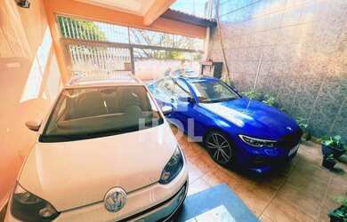 Imagem: A casa possui 3 Dormitórios, 3 Banheiros, 2 Vagas na garagem