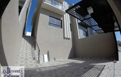 Imagem: A casa possui 3 Dormitórios, 4 Banheiros, 2 Vagas na garagem