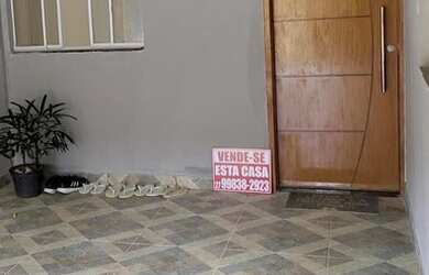 Imagem: A casa possui 2 Dormitórios, 1 Banheiro, 1 Vaga na garagem