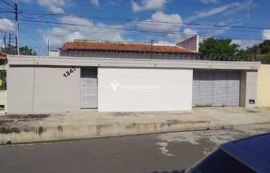 Imagem: A casa possui 5 Dormitórios, 1 Banheiro, 4 Vagas na garagem