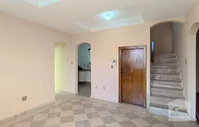 Imagem: A casa possui 5 Dormitórios, 2 Banheiros, 4 Vagas na garagem