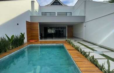 Imagem: A casa em condomínio possui 4 Dormitórios, 5 Banheiros, 3