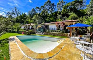 Imagem: A casa possui 4 Dormitórios, 5 Banheiros, 4 Vagas na garagem