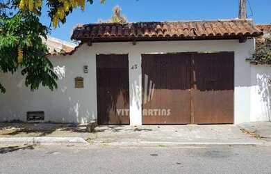 Imagem: A casa possui 2 Dormitórios, 2 Banheiros, 2 Vagas na garagem