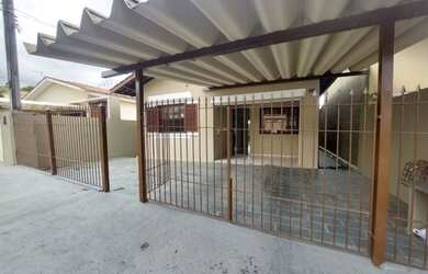 Imagem: A casa possui 2 Dormitórios, 1 Banheiro, 2 Vagas na garagem