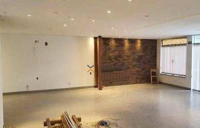 Imagem: O depósito possui 3 Vagas na garagem, 302m² de Área e está