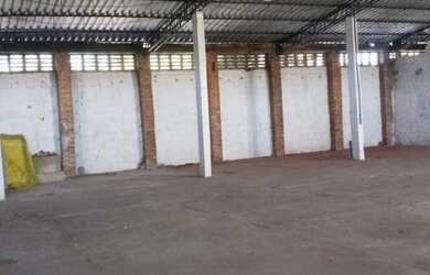 Imagem: O depósito possui 5 Vagas na garagem, 450m² de Área e está