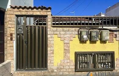 Imagem: A casa possui 2 Dormitórios, 1 Banheiro, 1 Vaga na garagem