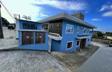 Imagem: A casa possui 5 Dormitórios, 4 Banheiros, 4 Vagas na garagem