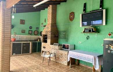 Imagem: A casa possui 4 Dormitórios, 3 Banheiros, 2 Vagas na garagem