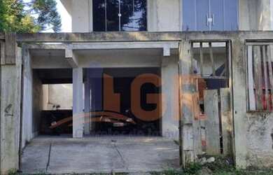 Imagem: A casa possui 4 Dormitórios, 3 Banheiros, 2 Vagas na garagem