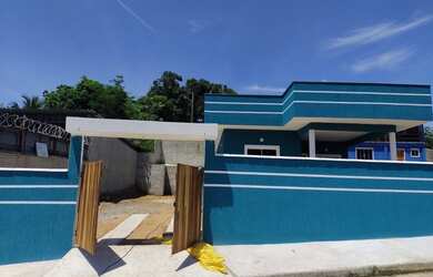 Imagem: A casa possui 2 Dormitórios, 2 Banheiros, 2 Vagas na garagem