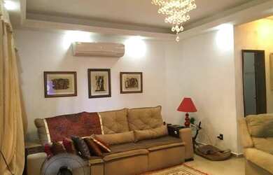 Imagem: A casa possui 3 Dormitórios, 4 Banheiros, 2 Vagas na garagem