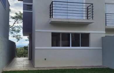 Imagem: A casa possui 2 Dormitórios, 2 Banheiros, 2 Vagas na garagem