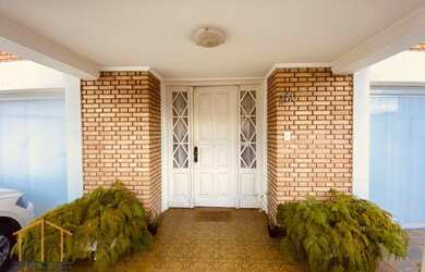 Imagem: A casa possui 5 Dormitórios, 5 Banheiros, 5 Vagas na garagem