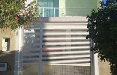 Imagem: A casa possui 3 Dormitórios, 2 Banheiros, 2 Vagas na garagem