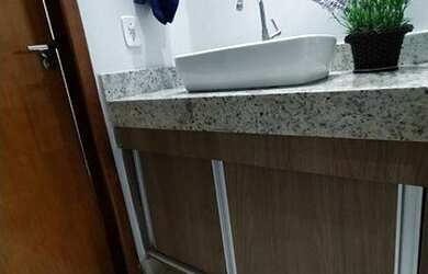 Imagem: A casa possui 3 Dormitórios, 2 Banheiros, 2 Vagas na garagem