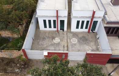 Imagem 2: LINDA CASA GEMINADA EM MEIO LOTE NA MELHOR LOCALIZACAO DO BAIRRO CENTRAL