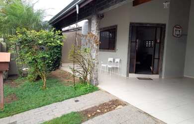 Imagem: A casa em condomínio possui 4 Dormitórios, 1 Banheiro, 2 Vagas