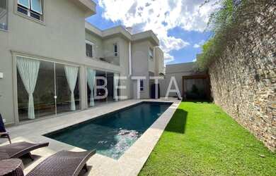 Imagem: A casa em condomínio possui 4 Dormitórios, 4 Banheiros, 5