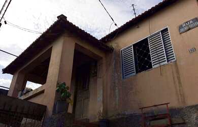 Imagem: A casa possui 3 Dormitórios, 1 Banheiro, 1 Vaga na garagem