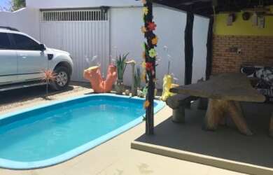 Imagem: A casa possui 4 Dormitórios, 3 Banheiros, 4 Vagas na garagem