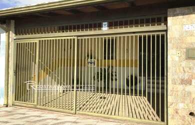 Imagem: A casa possui 2 Dormitórios, 2 Banheiros, 2 Vagas na garagem