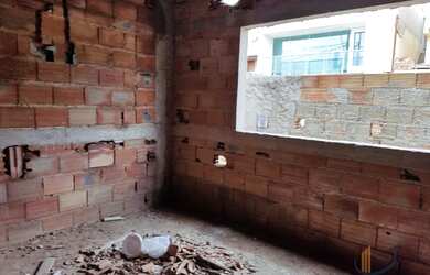 Imagem: A casa possui 3 Dormitórios, 1 Banheiro, 1 Vaga na garagem