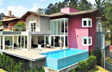 Imagem: A casa possui 4 Dormitórios, 5 Banheiros, 5 Vagas na garagem