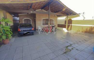 Imagem: A casa possui 3 Dormitórios, 2 Banheiros, 2 Vagas na garagem